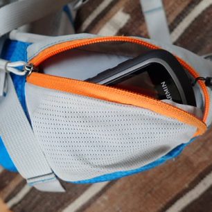 Kapsy na bederním pásu pojmou i navigaci