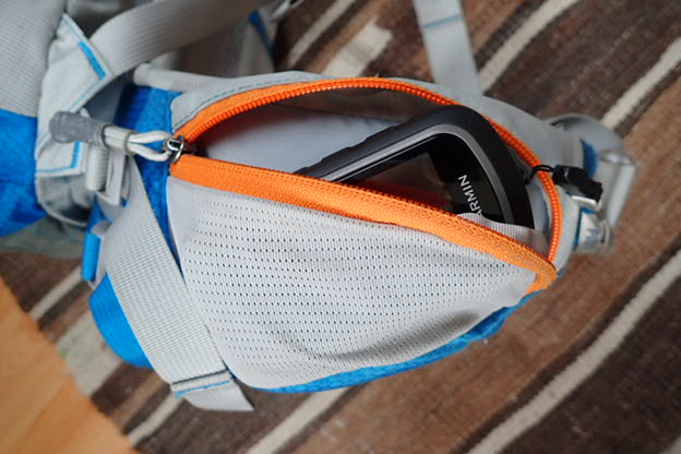 Kapsy na bederním pásu pojmou i navigaci