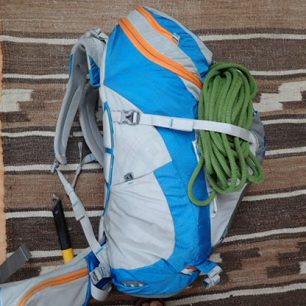 Lano 30 m se dá fixovat na batoh i takto