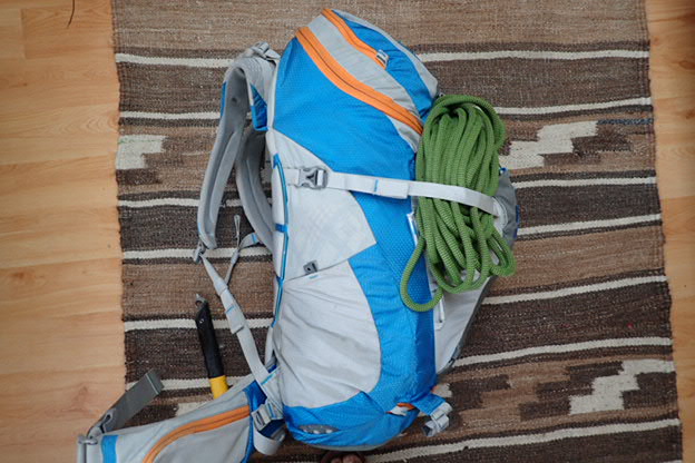 Lano 30 m se dá fixovat na batoh i takto