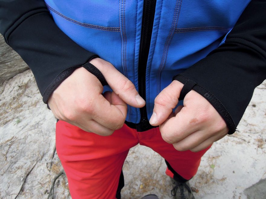 Strečová manžetu lze přetáhnout přes zápěstí a fixovat pruženkou kolem palce