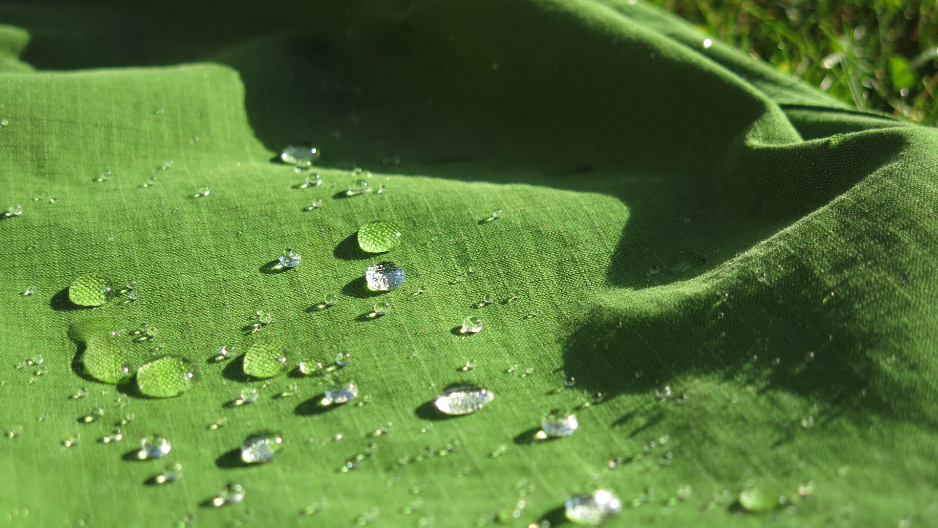 Kapičky vody na kalhotech Warmpeace Travers