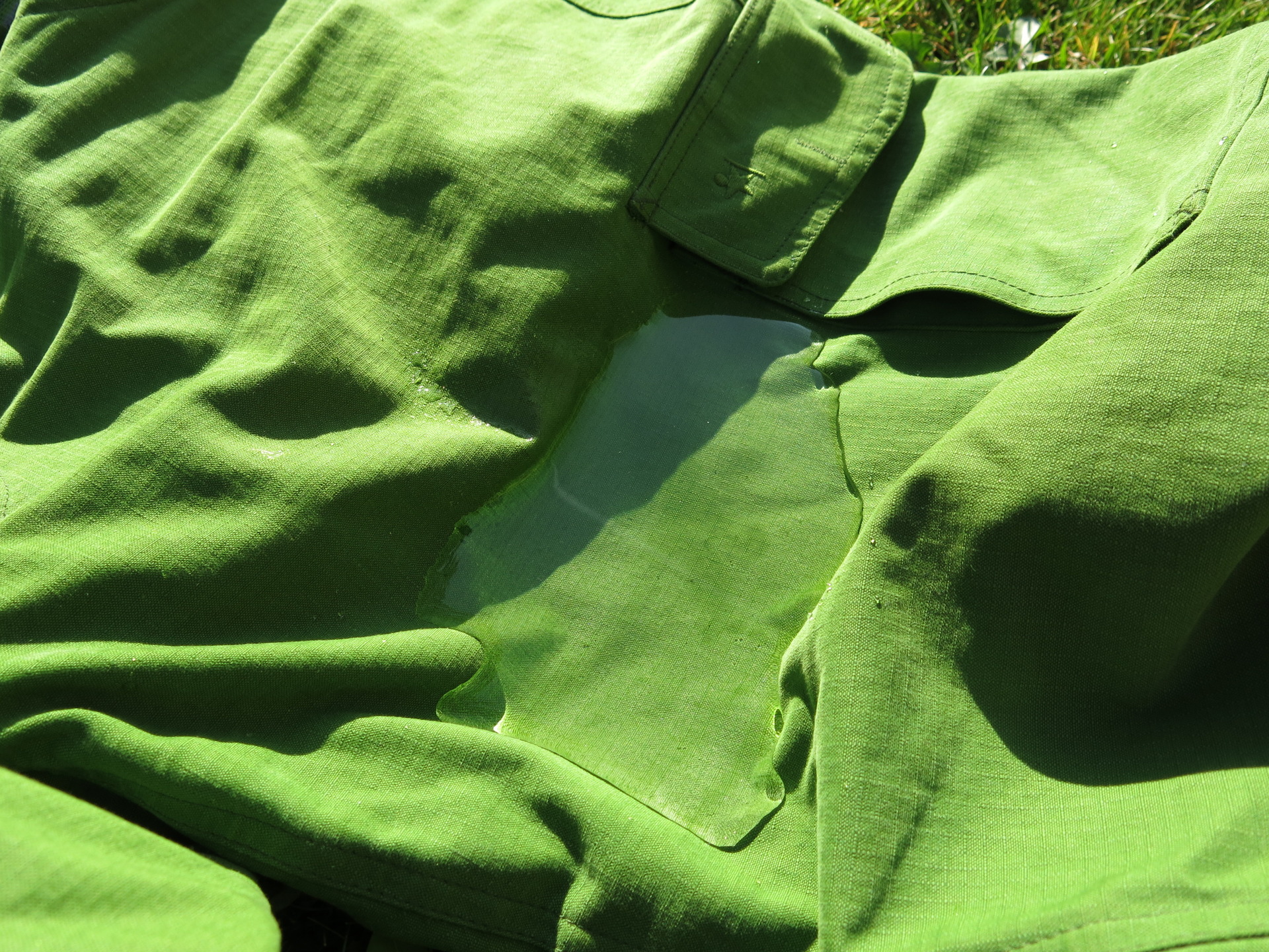 Pokus s větším množstvím vody. V nohavici pod louží je rozložený papírový kapesník.