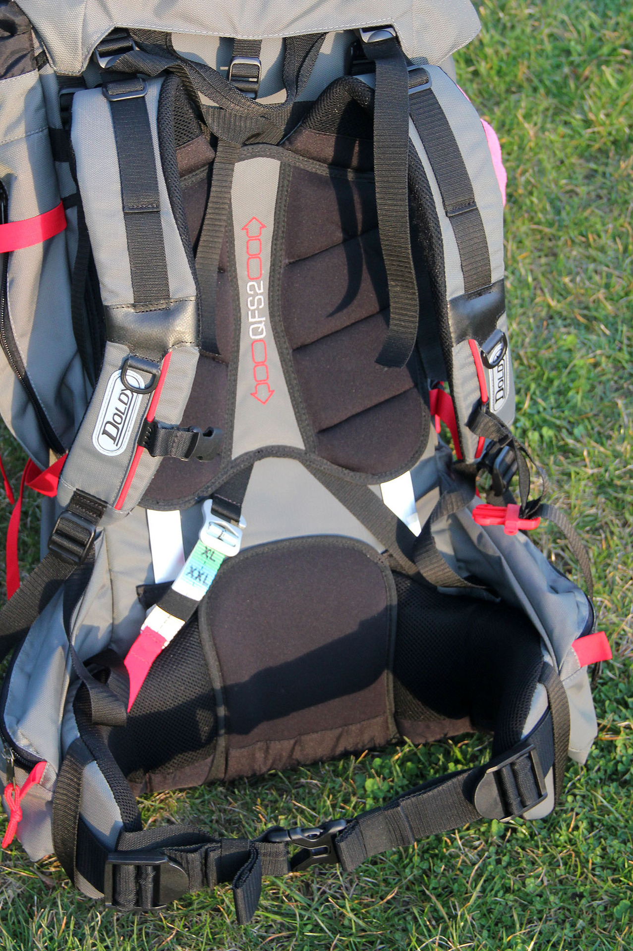 Zádový systém QFS2 je lehce a rachle nastavitelný pro různé velikosti zad