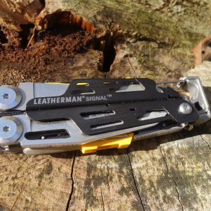 Nářaďový nůž Leatherman Signal s outdoorovým vybavením.
