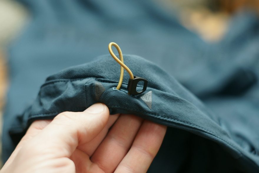 Stahování v pase je chytře skryté v útrobách bundy