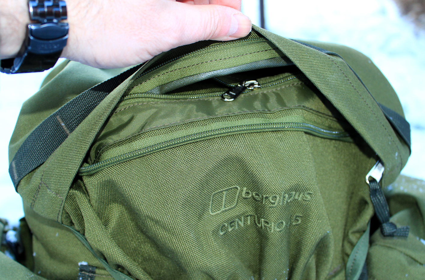 Vrchní kapsa je přístupná i z čela, takže se do ní snadno dostane i váš parťák