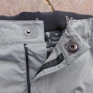 Zapínací druk je vypodložen ještě suchým zipem