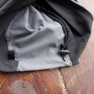 Pruženka se samosvorkou a poutko pro háček v lemu nohavic