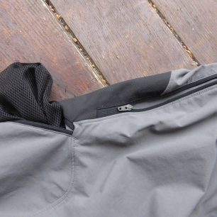 Kapsy jsou zevnitř síťované