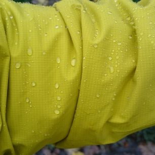 Membrána funguje, vodu a vlhkost dovnitř nepropustí