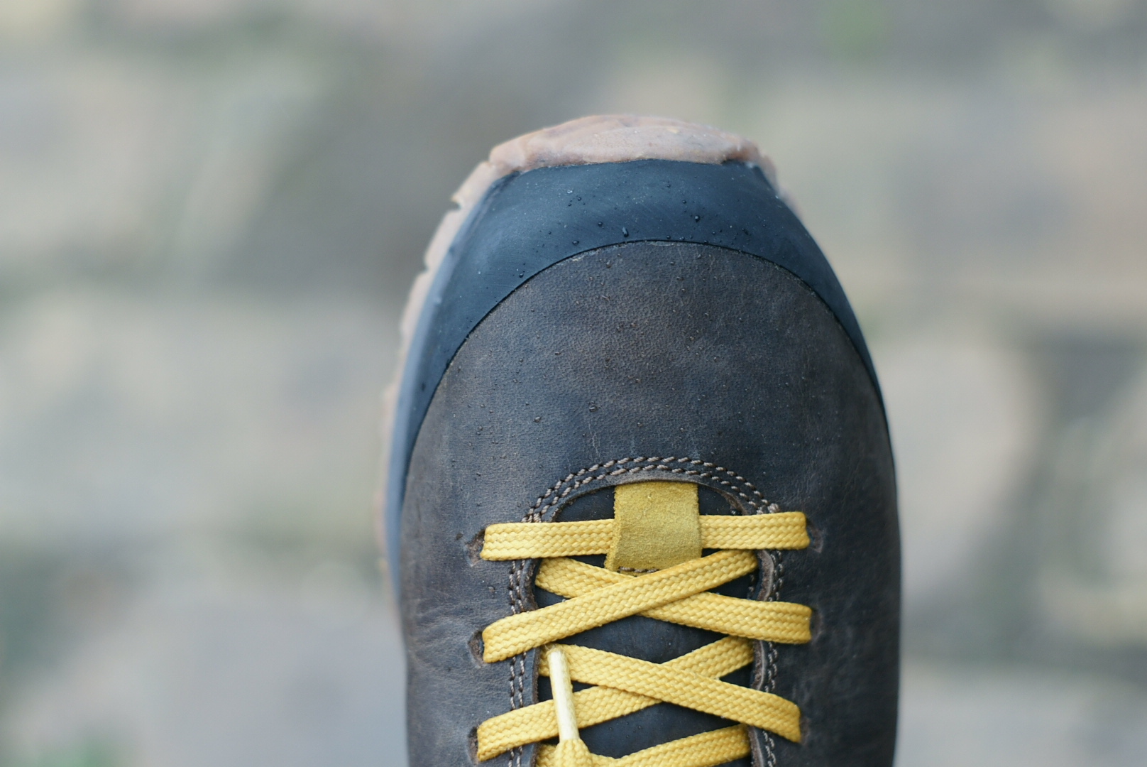 Špička boty je, stejně jako u těžších trekovek, vyztužená gumou