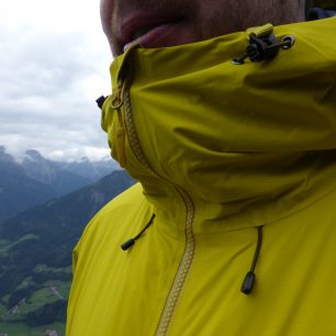 Regulaci kapuce zajišťuje pruženka se samosvorkami po straně...