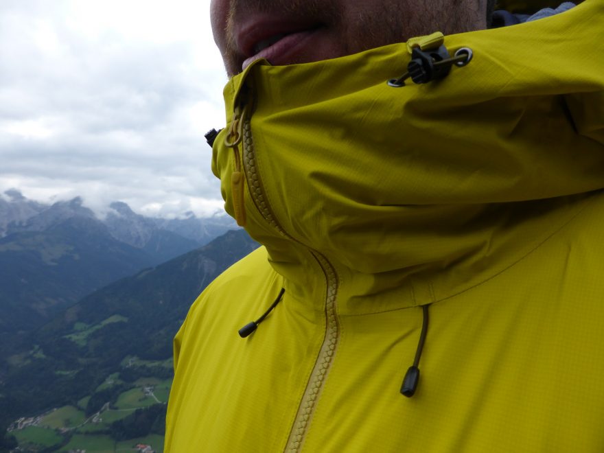 Regulaci kapuce zajišťuje pruženka se samosvorkami po straně...