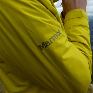 Rukávy jsou zakončeny regulací na suchý zip