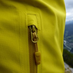 Voděodolné zipy kapes jsou zakončeny kapsičkami