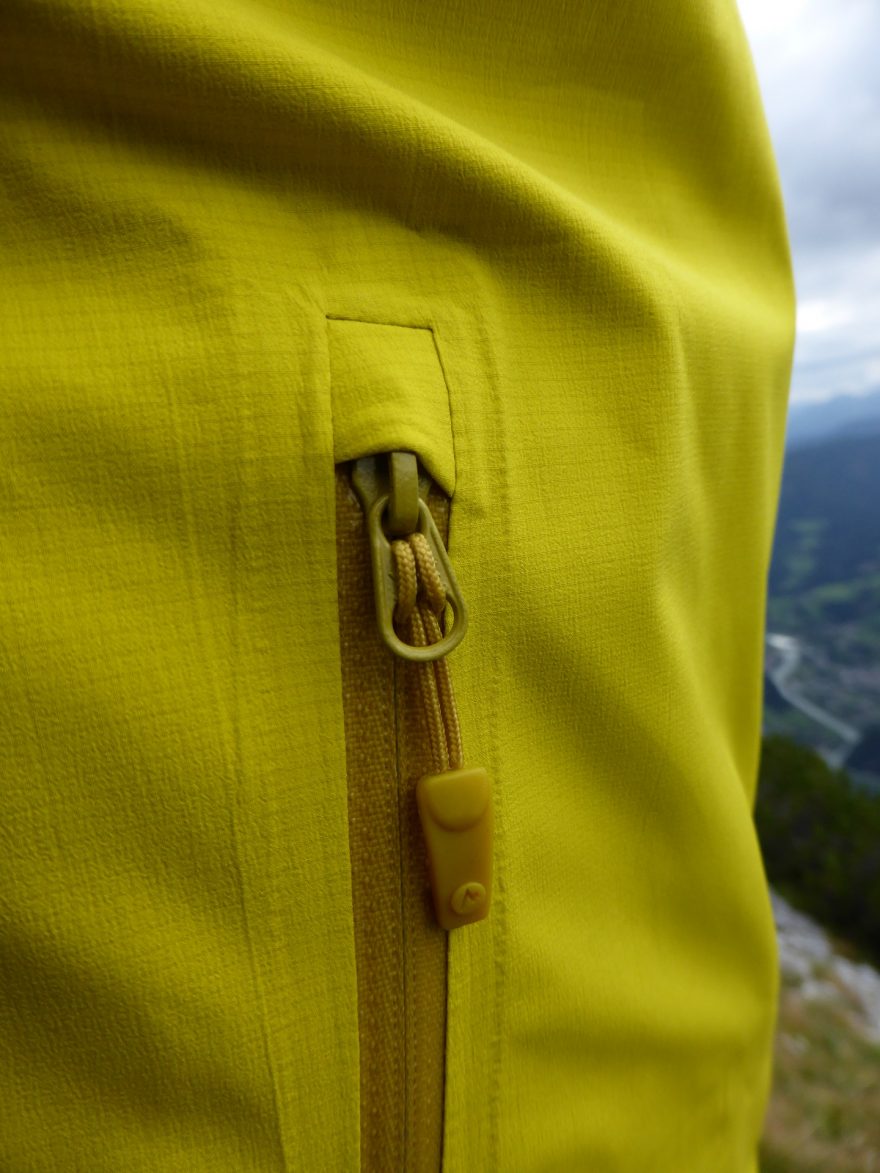 Voděodolné zipy kapes jsou zakončeny kapsičkami