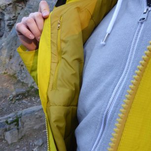 Detail vnitřní podšívky a náprsní kapsy