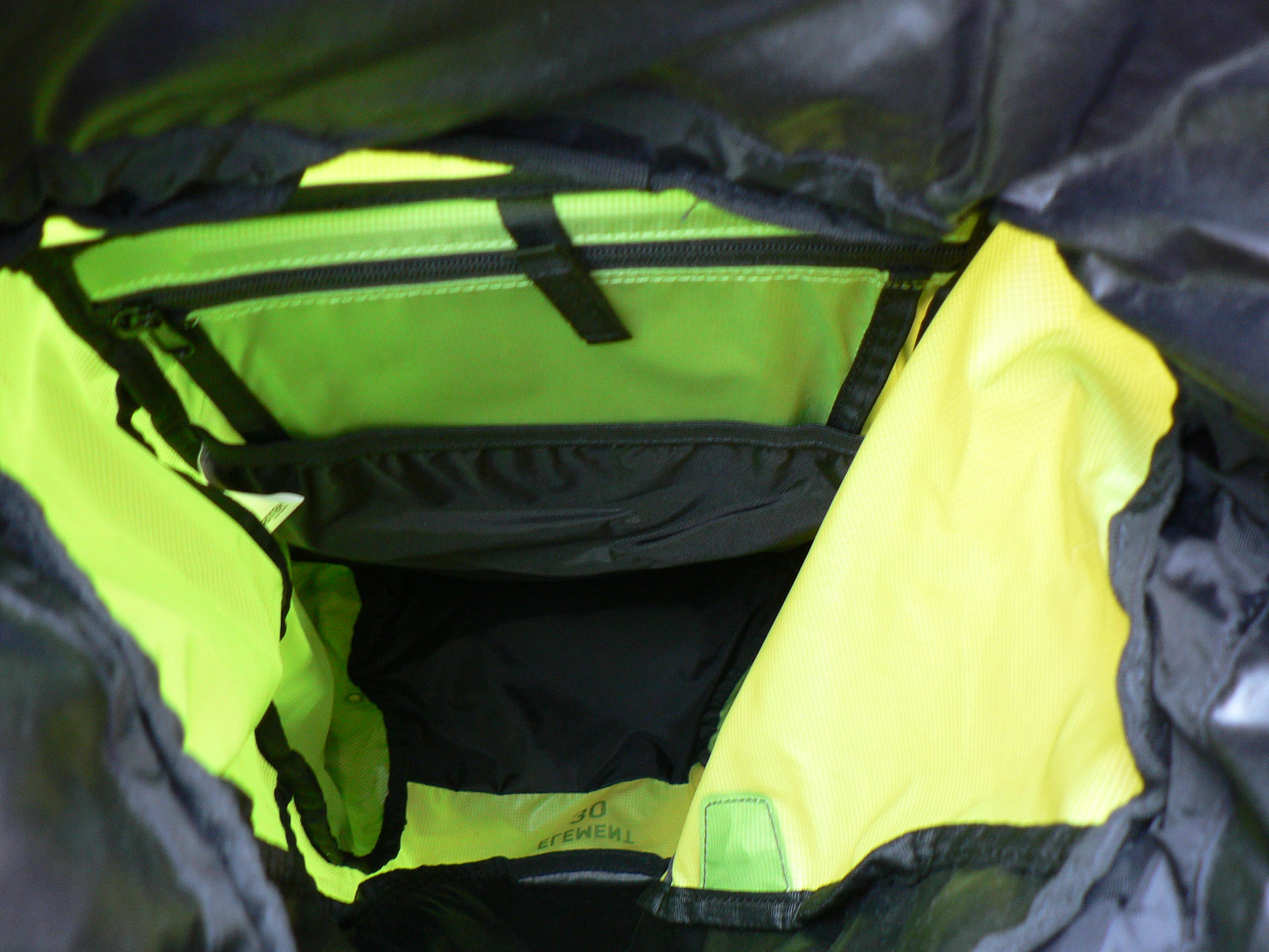 Batoh je jednokomorový s vnitřní kapsou na hydrovak