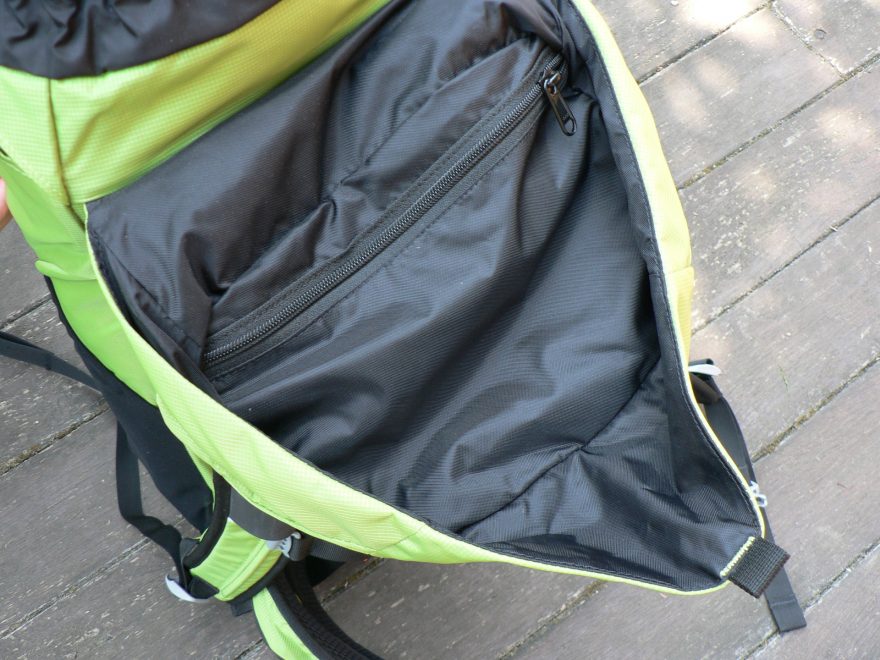 Víko trojúhelníkového tvaru skrývá jednu vnitřní...