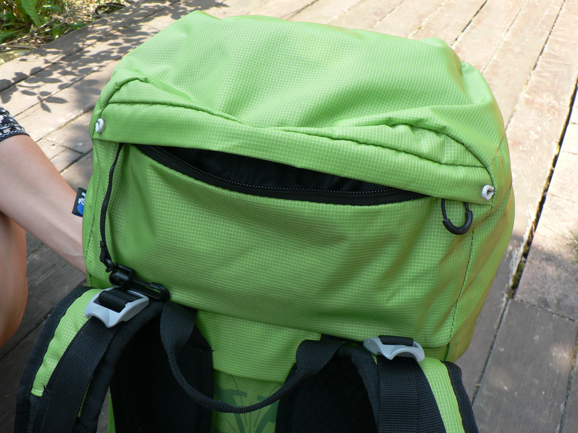 ...a jednu vnější kapsu ...a jednu vnější kapsu