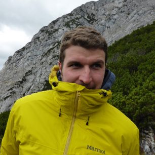 Hlavní zip je zakončen krytím proti poškrábání brady... Nebo nosu