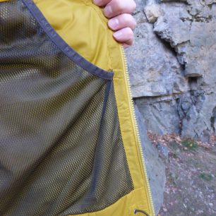 Vnitřní síťovaná kapsa a stahování v pase