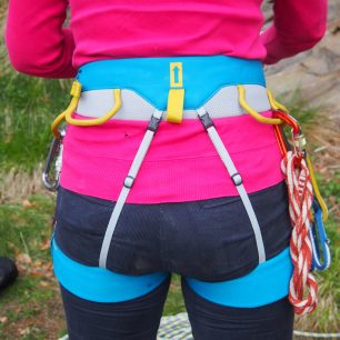 Tenké zadní popruhy drží nohavičky na místě