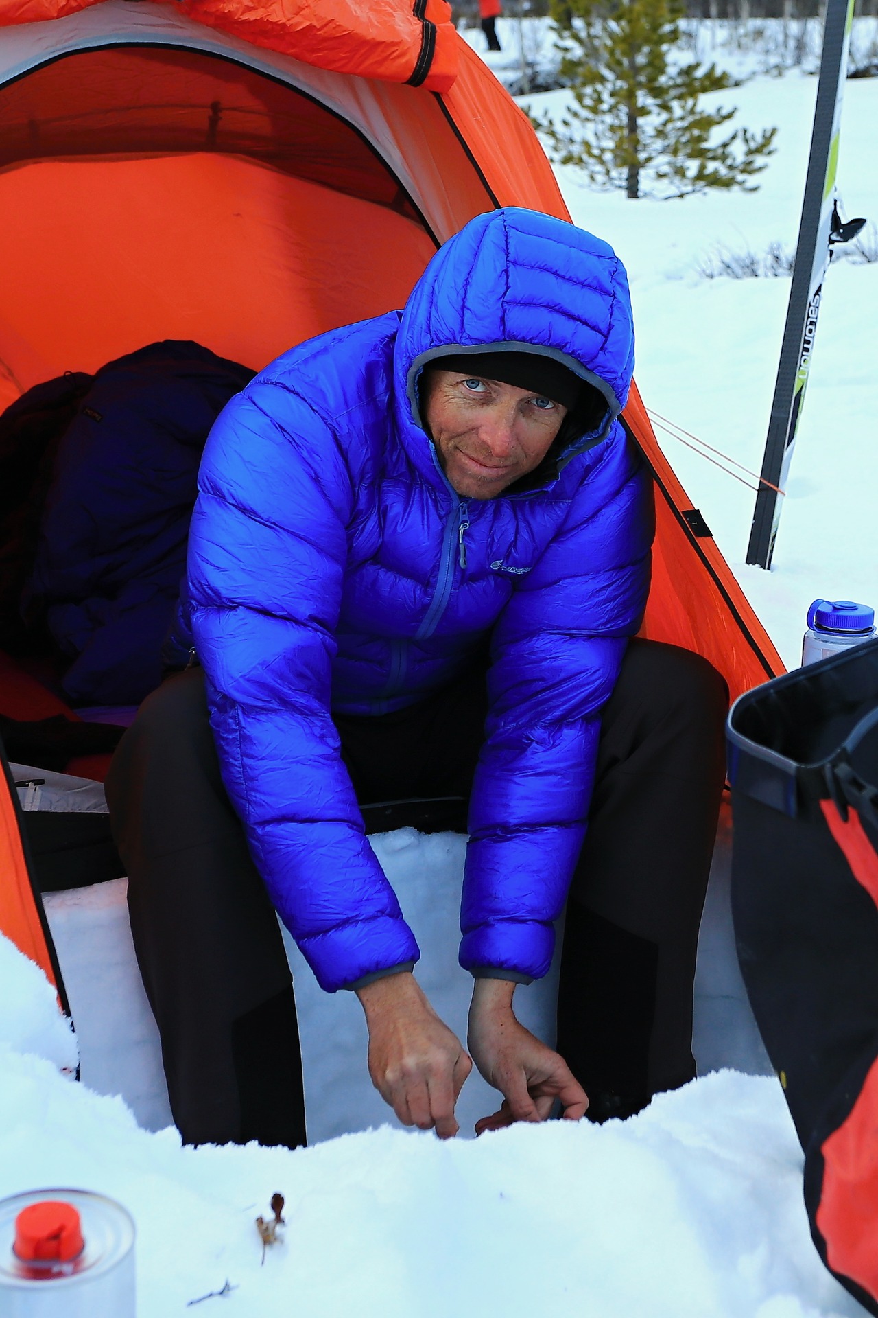 Při zimním kempování je bunda pro zahřátí ideální.