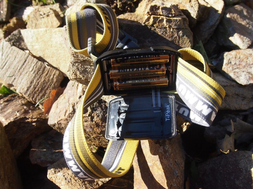 Pohled na otevřený zadní díl s třemi bateriemi AAA