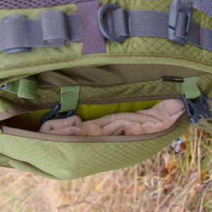 Boční kapsa na čepici a rukavice