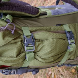 Boční kapsa s kompresními popruhy