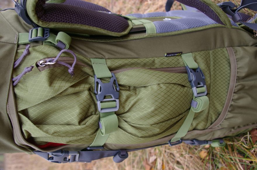 Boční kapsa s kompresními popruhy