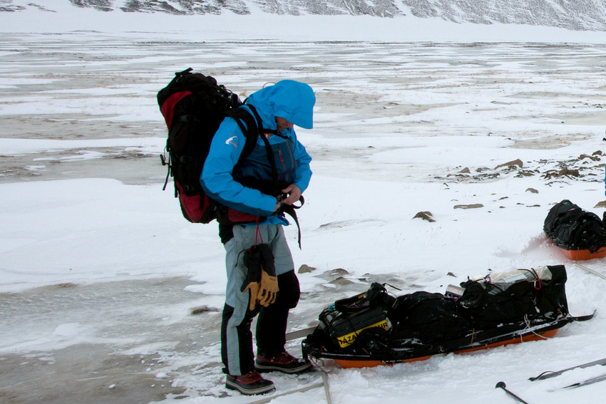 Klasické zavěšení za velká poutka na sedák či postroj prsty dolů - při přípravě saní se do nich nenabere sníh