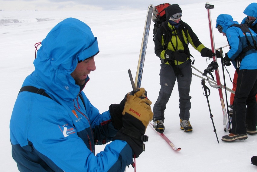 Oprava vytržené hrany lyže vyžaduje jemnou motoriku a i to bylo možné dělat v rukavicích