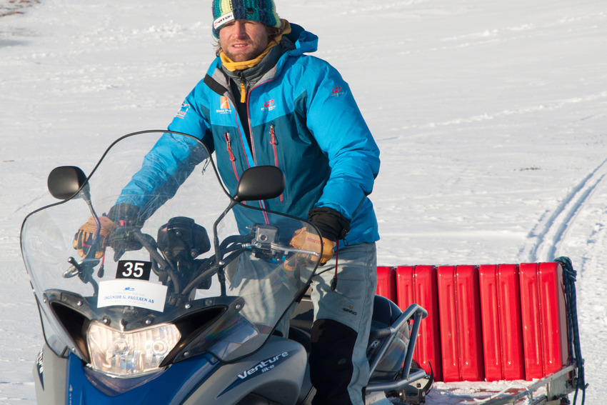 Kdo někdy jel třeba jen pár minut na skútru ví, jaká je zima na hřbety rukou, přestože řídítka jsou vyhřívaná