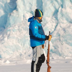Bear watch, hlídka proti ledním medvědům u čela ledovce Von Post v Templfjordu