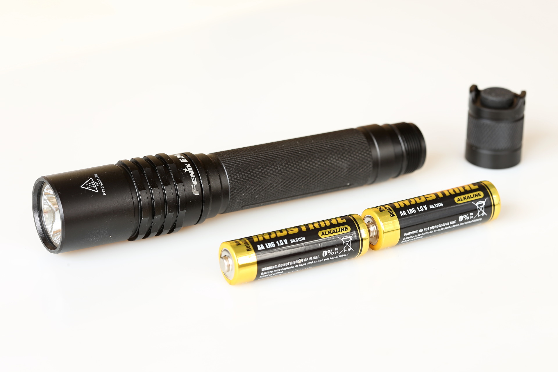 Napájení dvěma tužkovými baterkami.