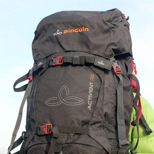 Popruhy umožňují kompresi obsahu nebo uchycení karimatky, sněžnic a dalšího nákladu.