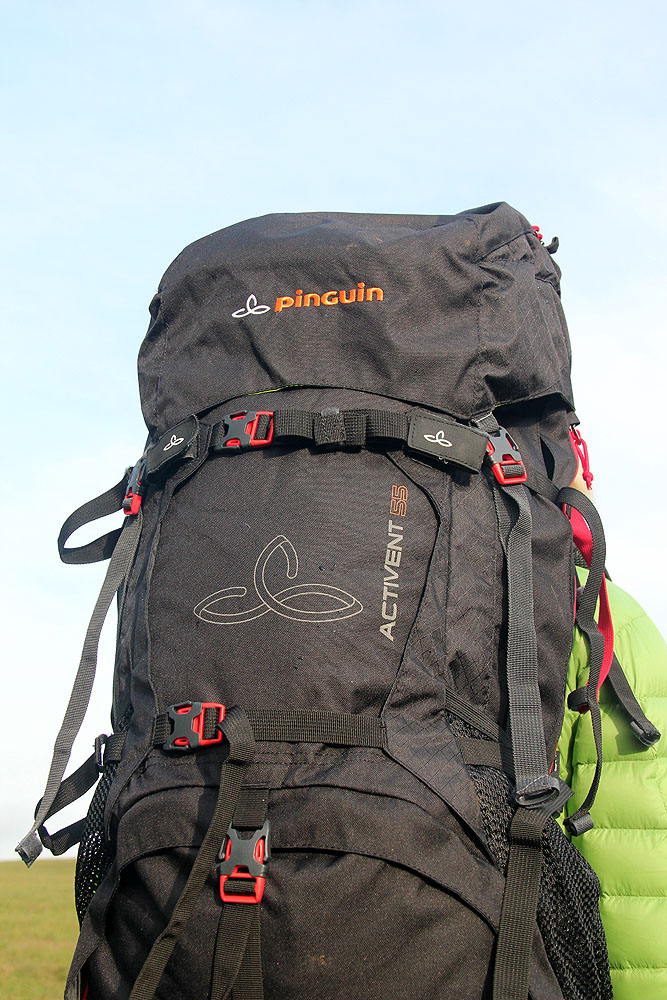 Popruhy umožňují kompresi obsahu nebo uchycení karimatky, sněžnic a dalšího nákladu.