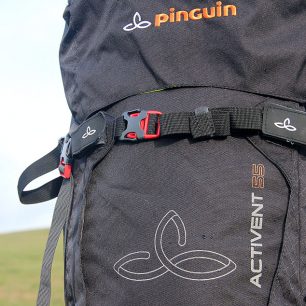 Hlavní popruhy cedou netradičně do boku.