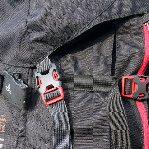 Boční kapsy jdou pohodlně stáhnout pomocí popruhů.