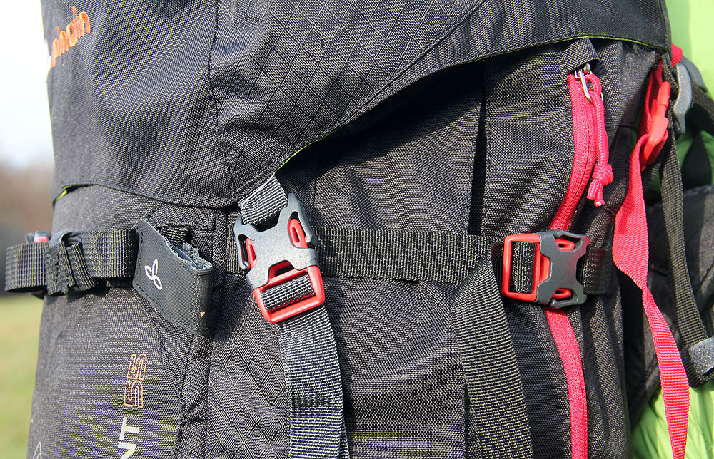 Boční kapsy jdou pohodlně stáhnout pomocí popruhů.