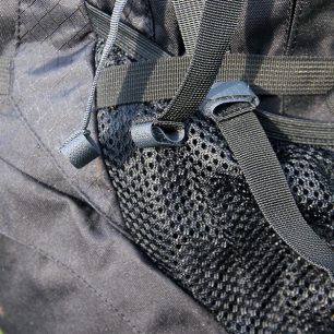 Síťované kapsy po bocích.