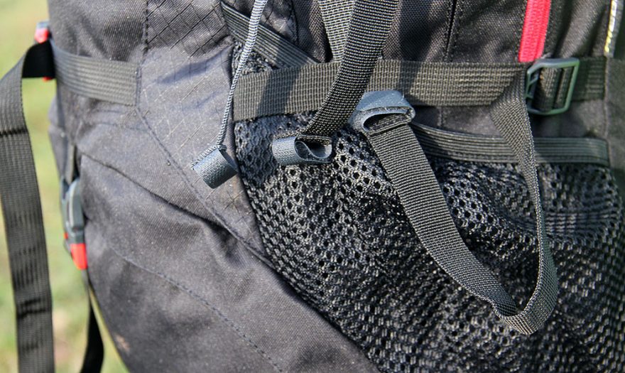 Síťované kapsy po bocích.