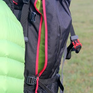 Prostorná boční kapsa.