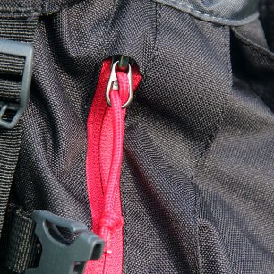 Konce zipů YKK jsou proti dešti a sněhu chráněny překrytím.