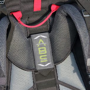 Zádový systém je možné nastavit na různou výšku postavy.