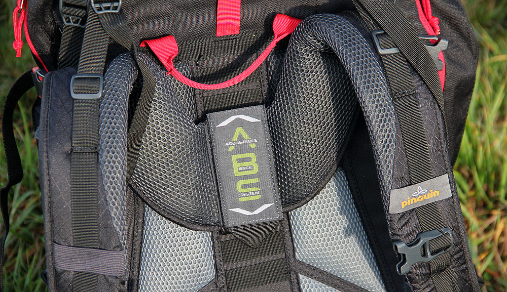 Zádový systém je možné nastavit na různou výšku postavy.