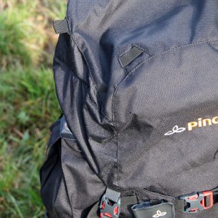 Poutka na vršku batohu slouží k uchycení dalšího nákladu.